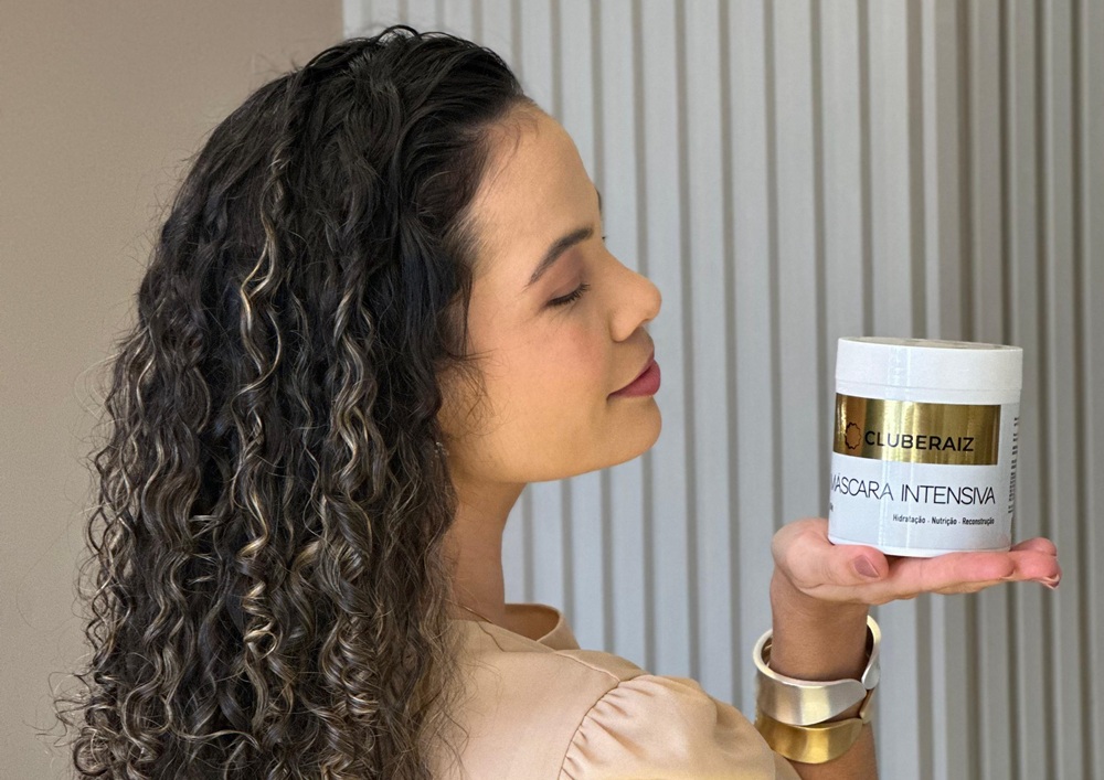 Apesar do mesmo nível de escolaridade que homens brancos, mulheres negras recebem 61% menos