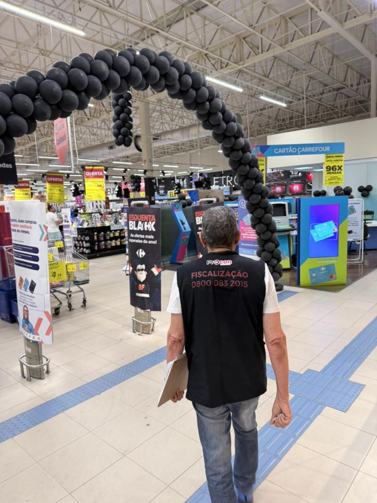 Primeiro dia do Plantão Black Friday do Procon-JP autua dois estabelecimentos e notifica quatro locais