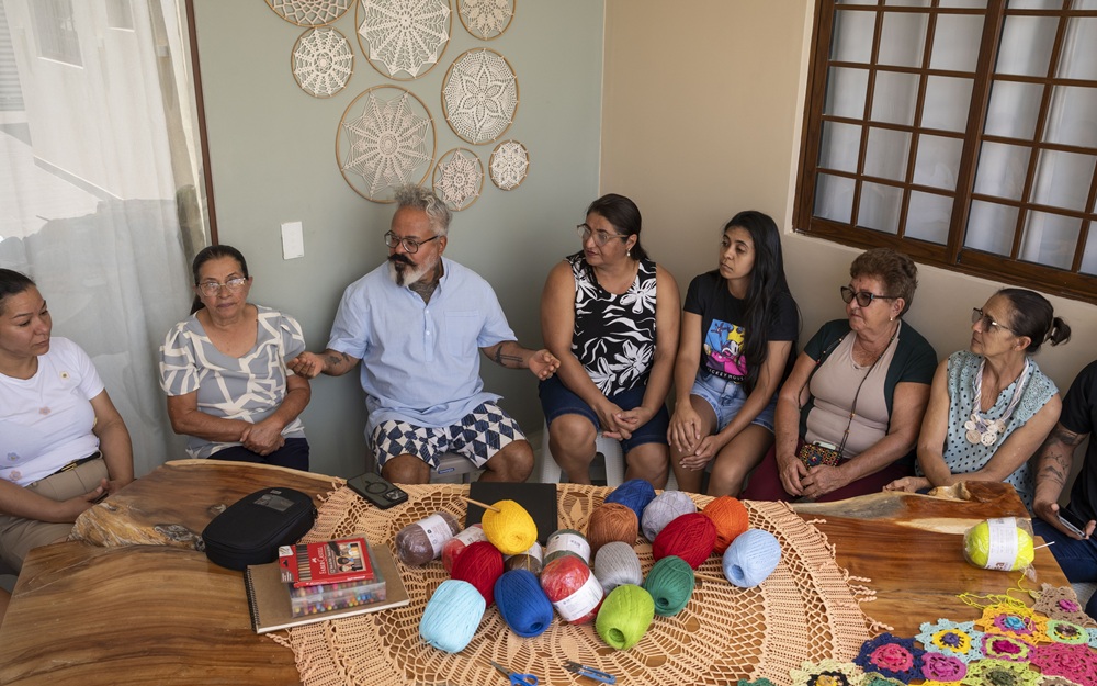 Crocheteiras de Boqueirão têm oficina com Ronaldo Fraga e resultado será apresentado no 41° Salão do Artesanato Paraibano