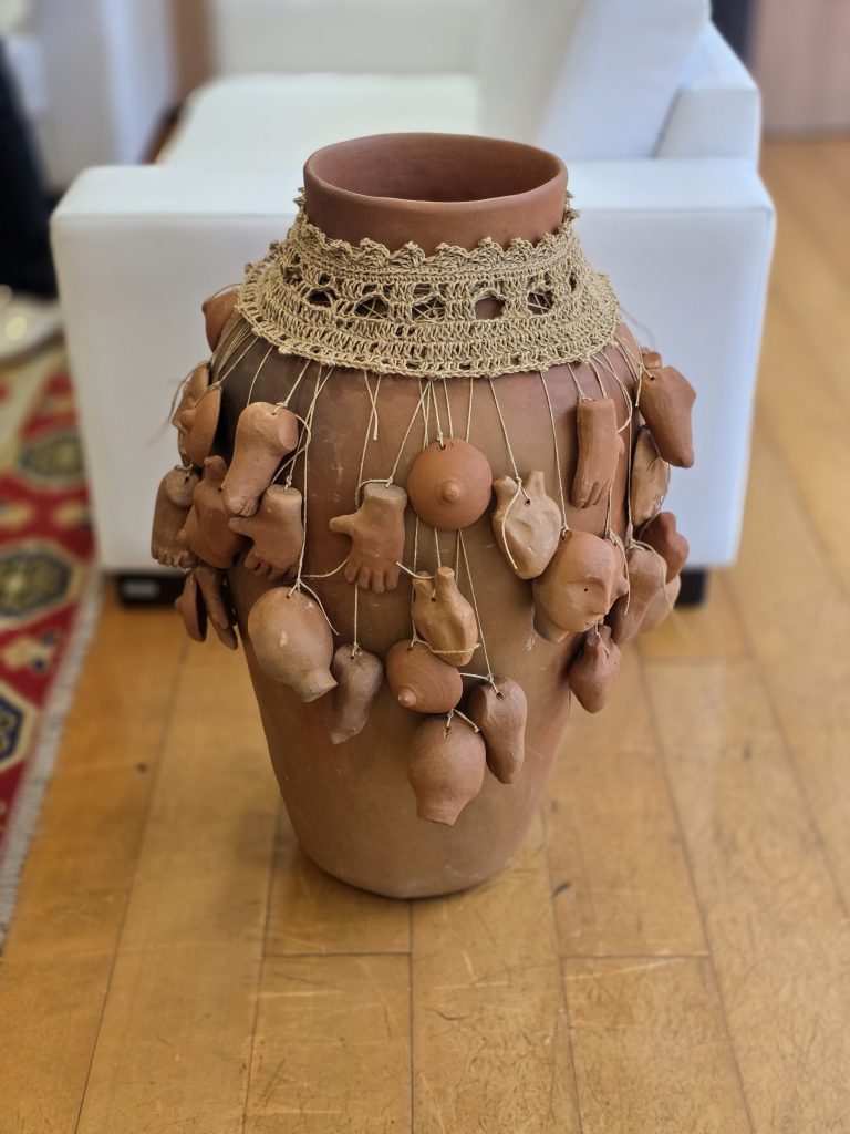 Cerâmica bordada por artesã de Cajazeiras ganha espaço no Ministério da Cultura em Brasília