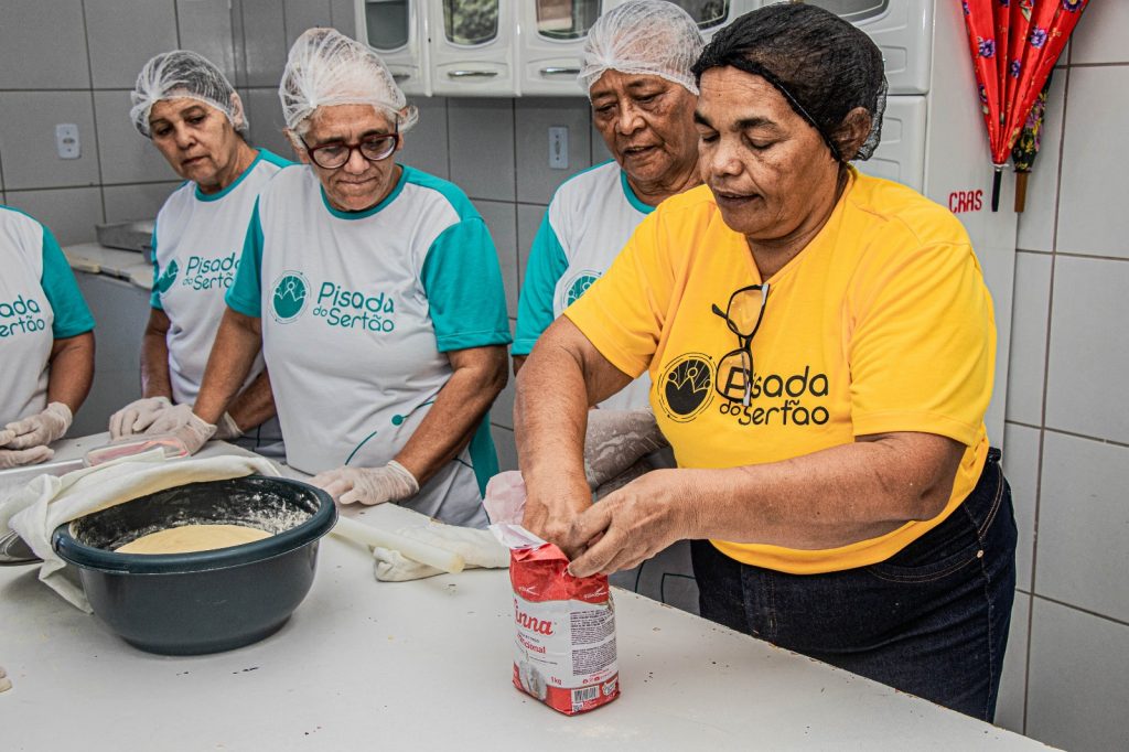 Idosos do Sertão da Paraíba empreendem e geram renda com projeto que antecipa tema do Enem 2025