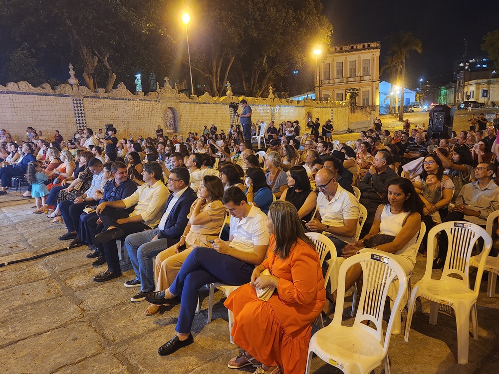 Projeto ‘Viva o Centro com Música’ tem apresentação especial de Natal com cantor Túlio Melo
