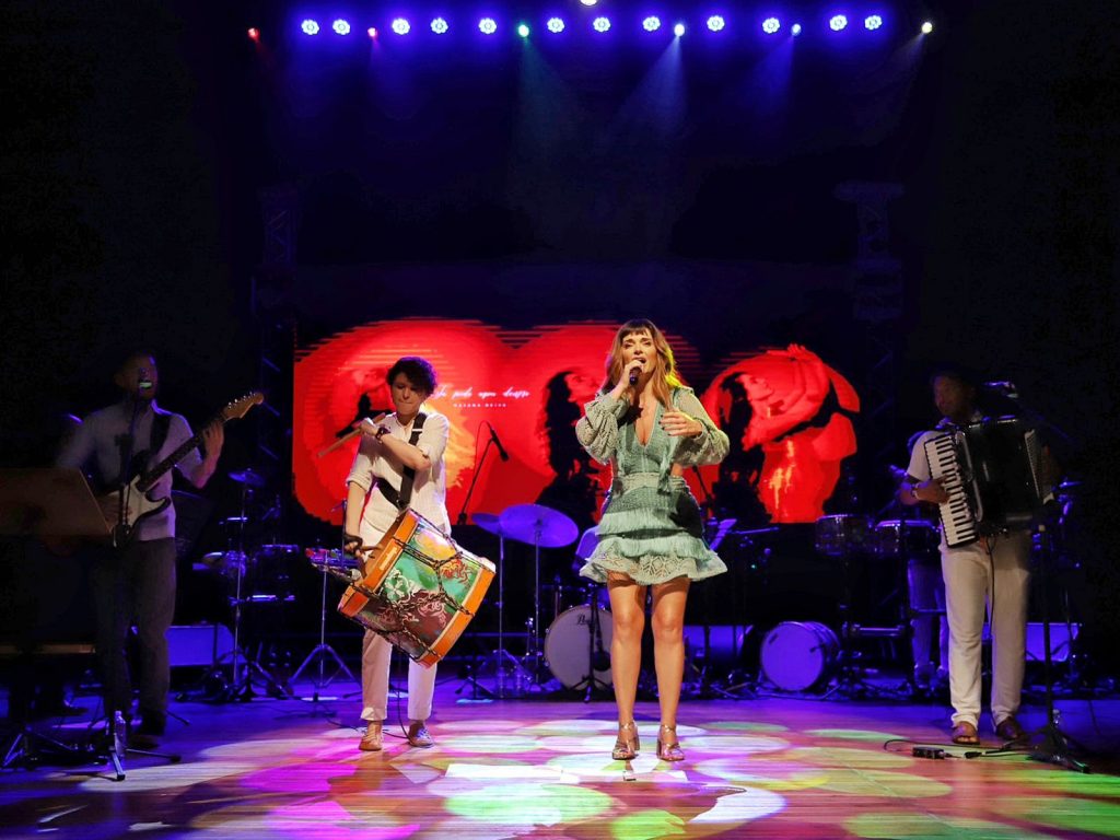 Mayana Neiva estreia show emocionante em João Pessoa e celebra a força das mulheres nordestinas no palco do Teatro Paulo Pontes