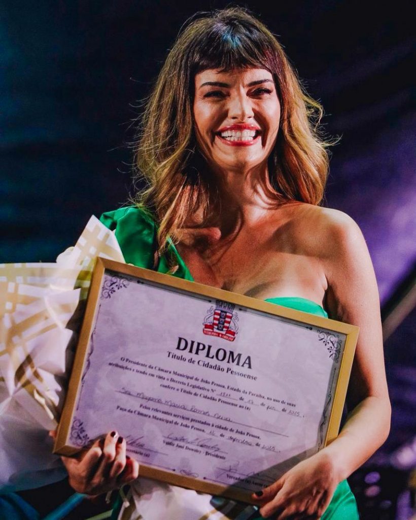 Mayana Neiva celebra nova fase artística, emociona o público e recebe título de cidadã pessoense