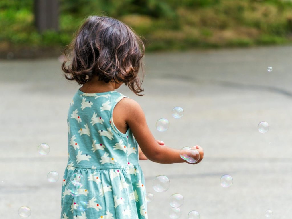Atividades recreativas nas férias escolares ajudam no desenvolvimento infantil e fortalecem laços familiares