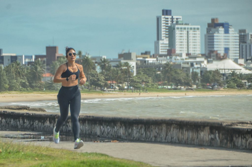 Nutricionista dá dicas para enfrentar o calor do verão com hidratação e alimentação adequada