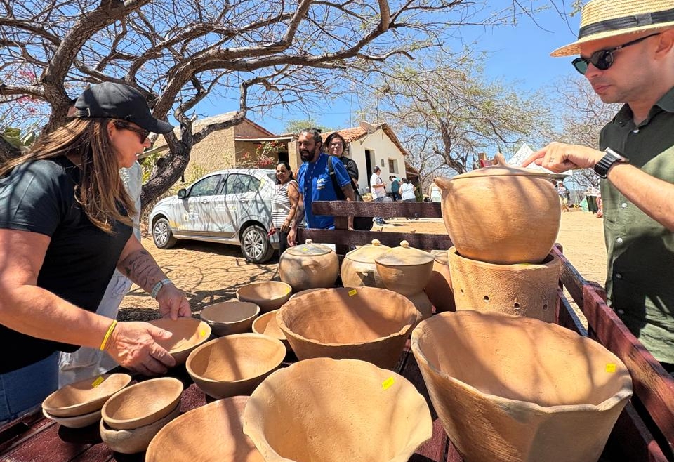 Produção de louça de barro mantém tradição centenária em família no semiárido da Paraíba