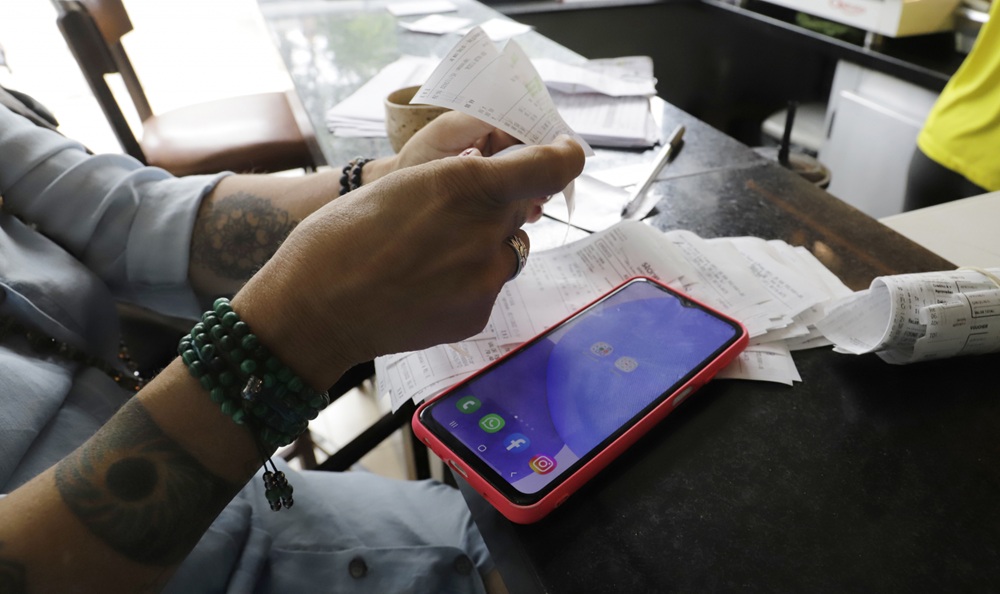 61% dos empreendedores brasileiros fazem pagamentos da empresa com a conta pessoal