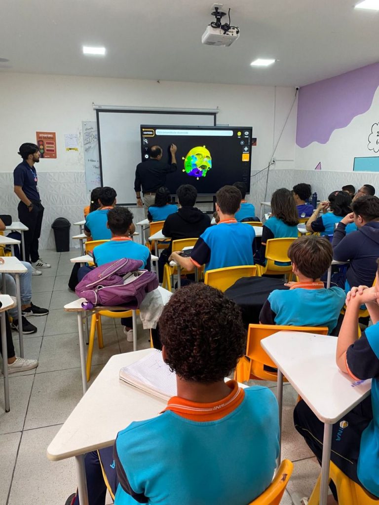 PB supera média nacional em conectividade escolar; busca por telas interativas cresce 300%