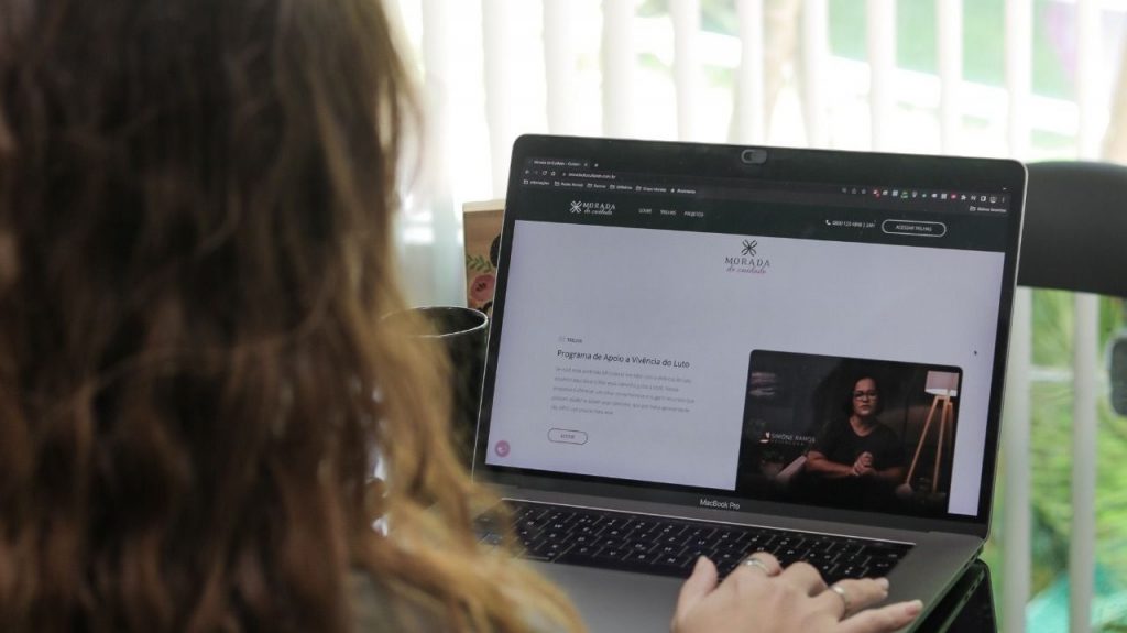 Do velório presencial ao memorial digital: a tecnologia que transforma a forma de viver o luto