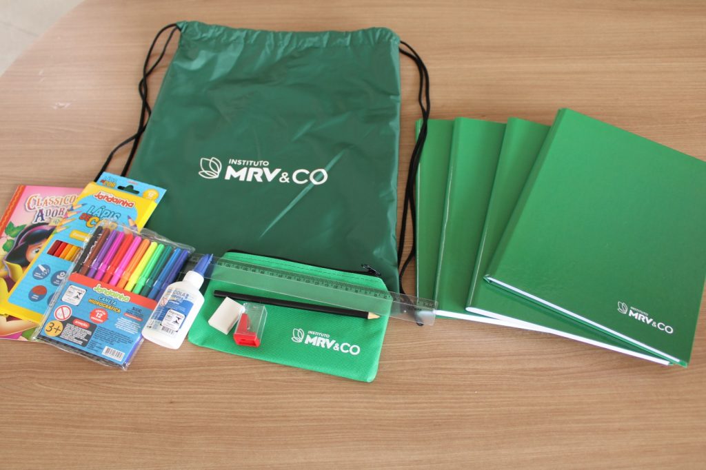 Instituto MRV&CO entrega kits escolares para filhos de colaboradores do grupo na Paraíba
