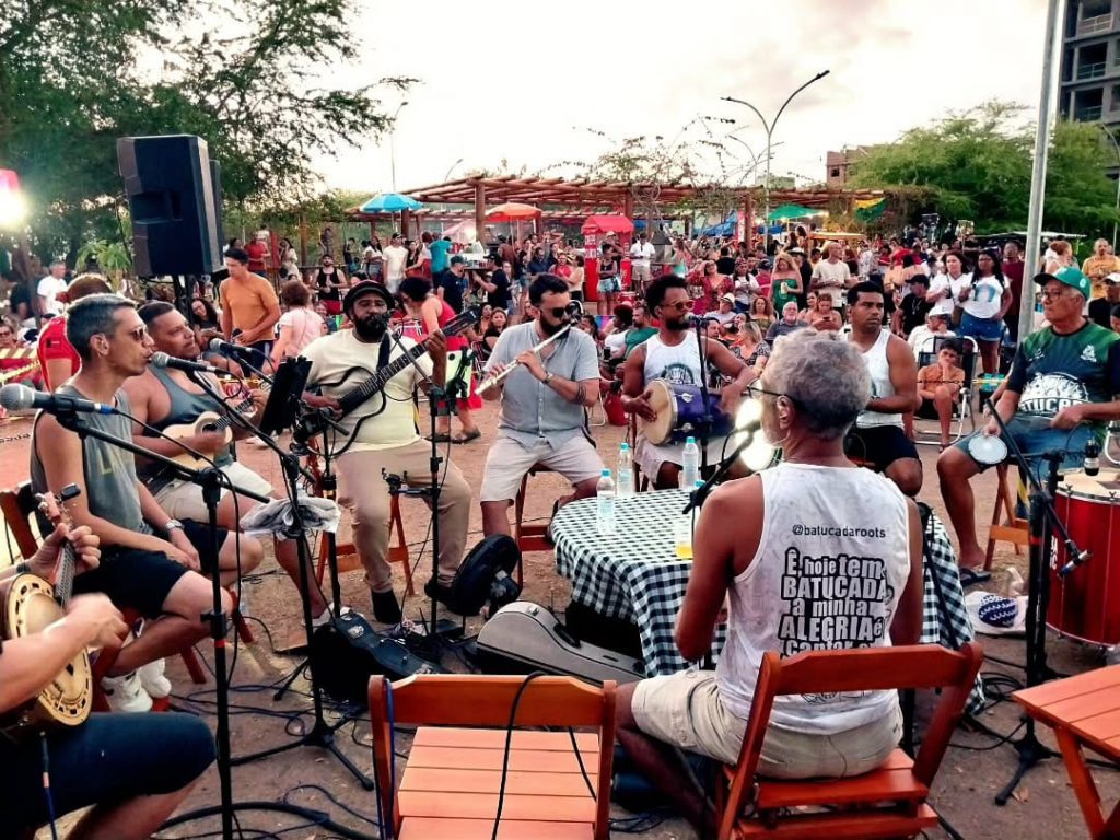 Batucada Roots faz apresentação gratuita no Projeto Samba no Parque lem frente ao MAG Shopping