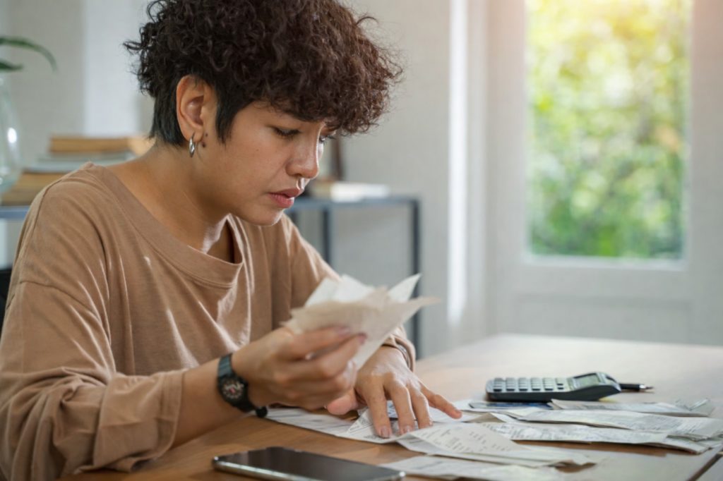 Luto e responsabilidade: mulheres assumem maioria das decisões após morte de familiar, apontam especialistas