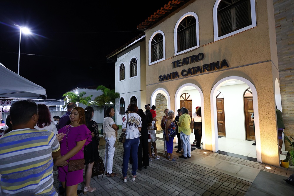 Teatro Santa Catarina comemora 39 anos com feirinha de artesanato e espetáculos de circo e dança
