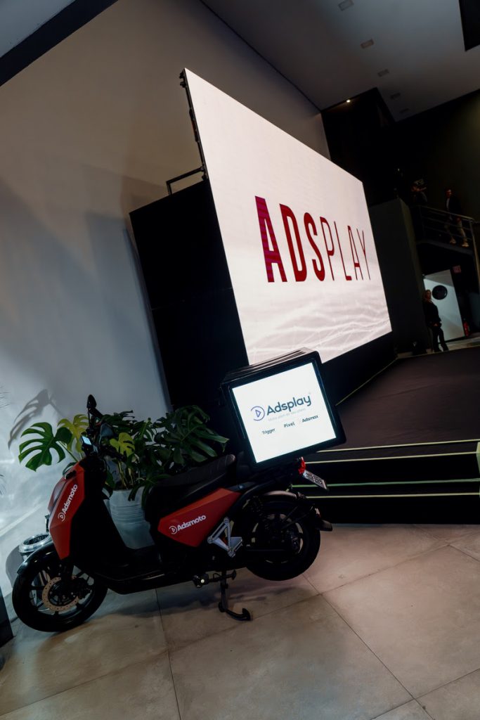 Empresa  transforma baús de motos em mídia móvel com LED e dados para publicidade urbana