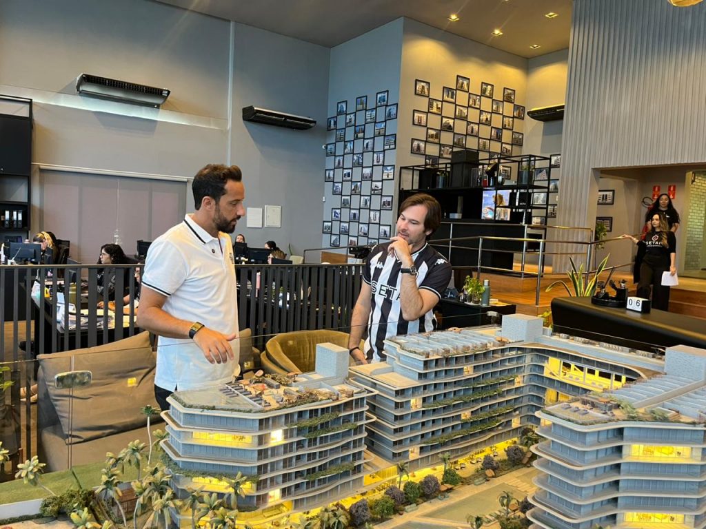 Ídolo do futebol brasileiro, Nenê visita showroom do Setai Grupo GP em João Pessoa