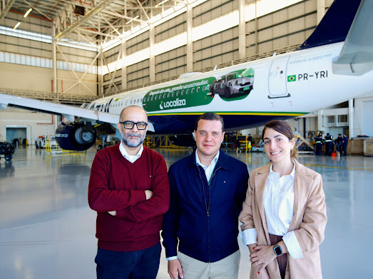 Localiza  e Azul Linhas Aéreas transformam jornada de viagem em experiência de marca com avião envelopado