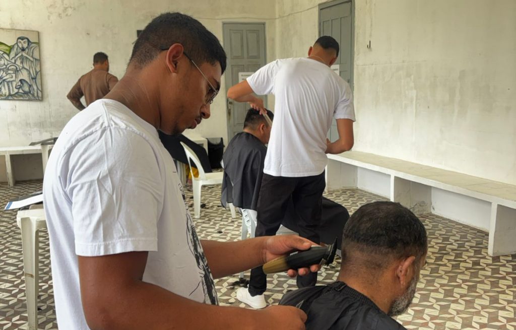 Curso de barbearia leva alunos do semiárido a atender pacientes em manicômio judiciário de João Pessoa