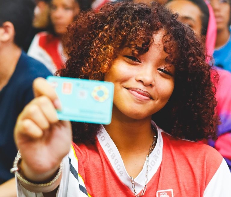 Programa Carteira Solidária já beneficiou mais de 105 mil alunos com documento estudantil gratuito