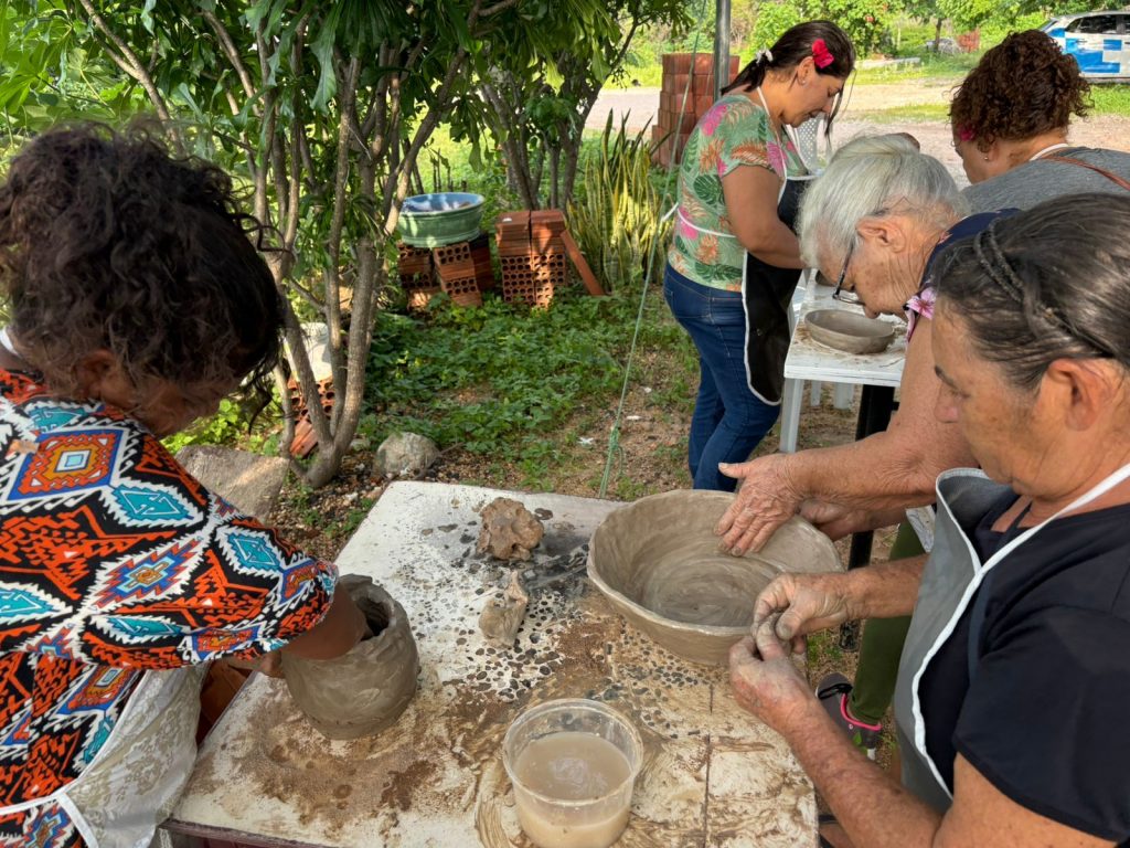 Arte em cerâmica incentiva geração de renda para artesãs e preserva técnica secular no sertão