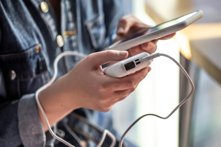 Passageiros devem ficar atentos às novas regras para transporte de power banks em voos