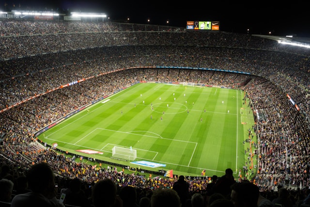 7 em cada 10 brasileiros viajariam para assistir a uma partida de futebol ao vivo, revela Booking.com