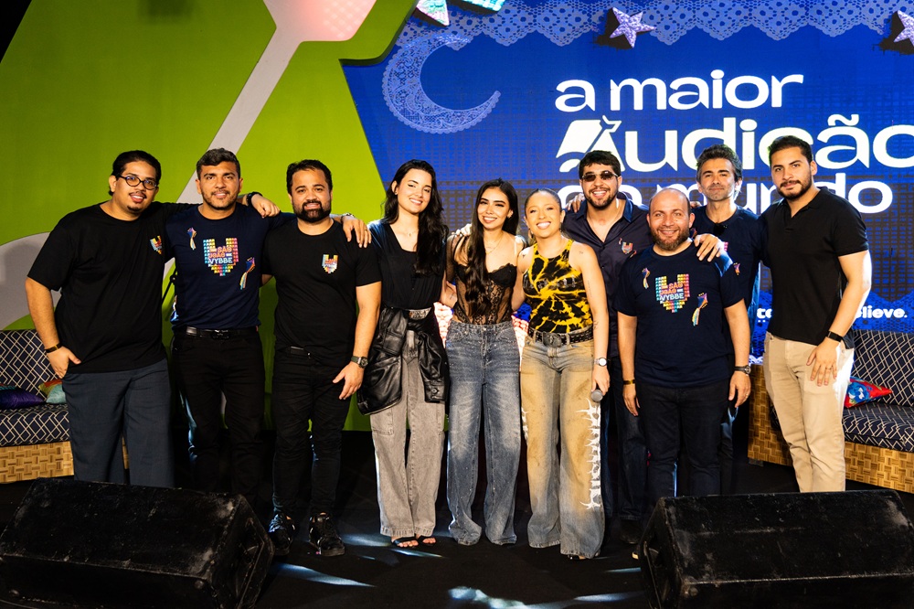 Mari Fernandez e Léo Foguete premiam compositora e intérprete após reality na Casa Vybbe, em Campina Grande 