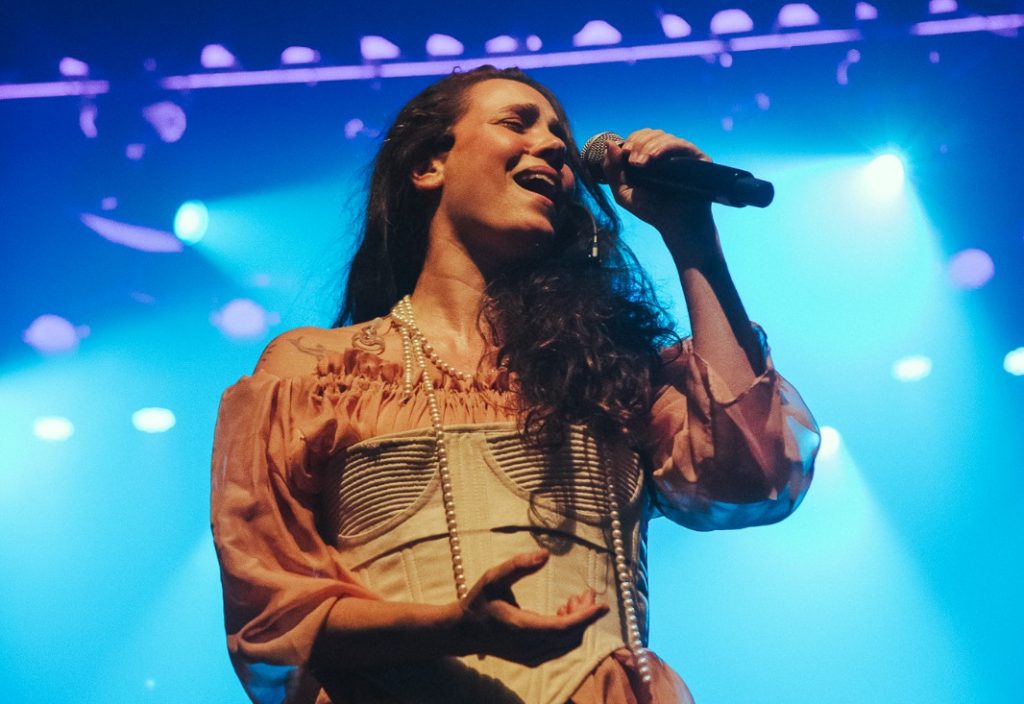 Cantora Tiê apresenta novo show em João Pessoa no dia 18 de julho, no Teatro Paulo Pontes