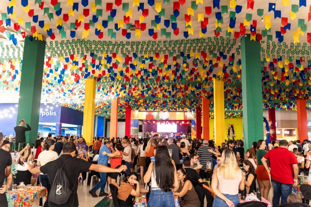 Forró Lampejo e transmissão de Brasil x Haiti movimentam programação do Arraiá Mangabeira