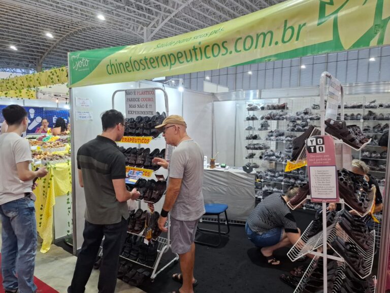 Após 15 anos, Chinelo Yoto retorna à BMB e presenteia clientes antigos com troca gratuita de calçados