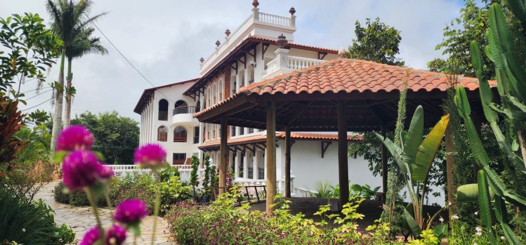 Com inspiração na arquitetura colonial, novo hotel em Areia impulsiona turismo e gastronomia
