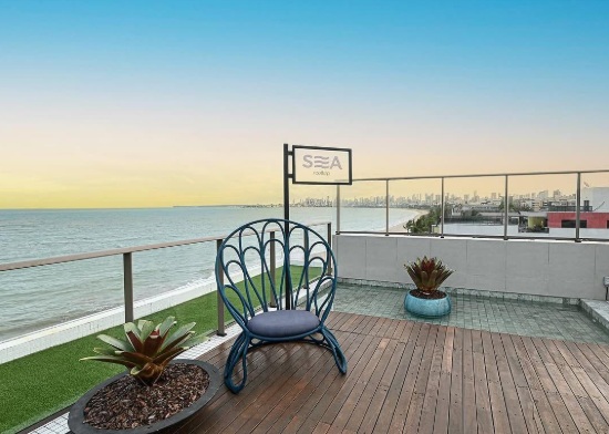 SEA Rooftop lança Happy Hour fixo com novo menu, pôr do sol e terceira caipirinha cortesia