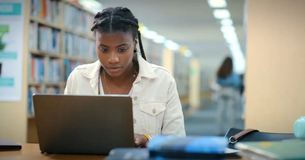 MOVER abre 8 mil vagas em cursos gratuitos para ampliar competitividade profissional de pessoas negras