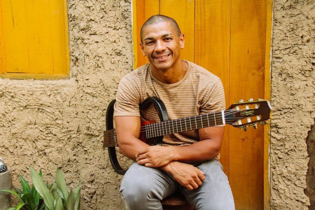 Cantor piauiense, Vavá Ribeiro, traz show “Canções de Abrigo” para Café da Usina em João Pessoa
