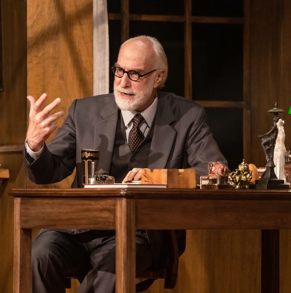 A Última Sessão de Freud, sucesso do teatro brasileiro, chega a JP para temporada no Teatro Paulo Pontes