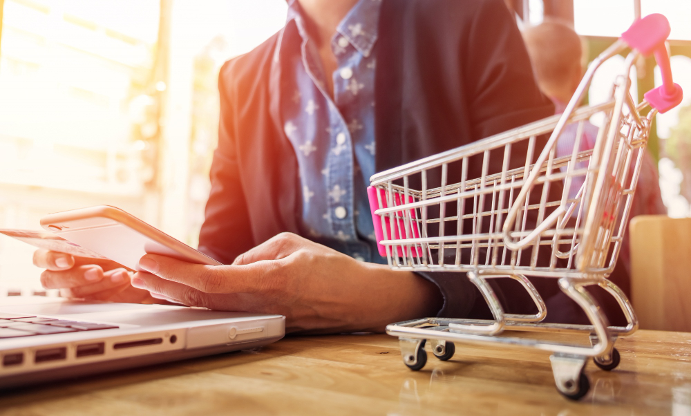 Consumidor compara preços no Brasil antes de fechar compra em site internacional