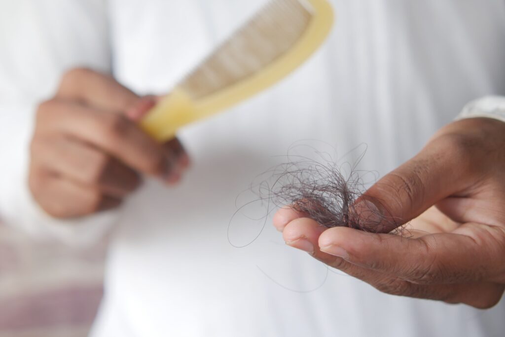 Cansaço, fraqueza e queda de cabelo podem indicar deficiência nutricional; médica explica quando investigar