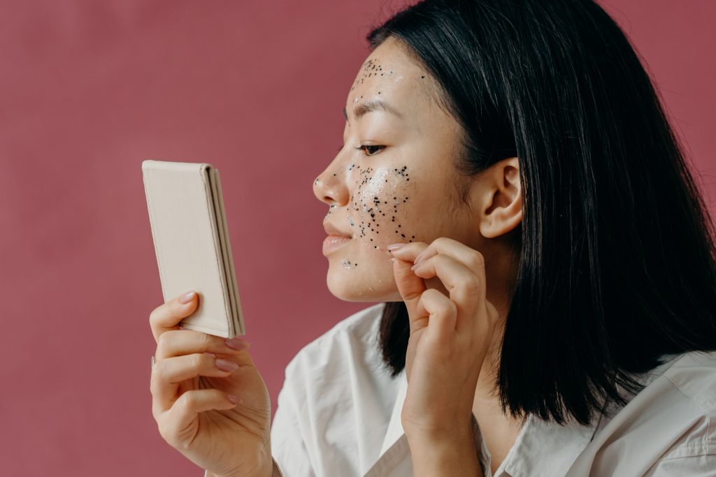 Excesso de skincare pode comprometer a barreira da pele e agravar problemas dermatológicos